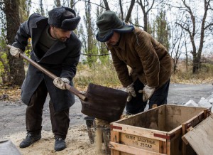 Военнопленные бойцы батальона "Донбасс" восстанавливают разрушенный Иловайск