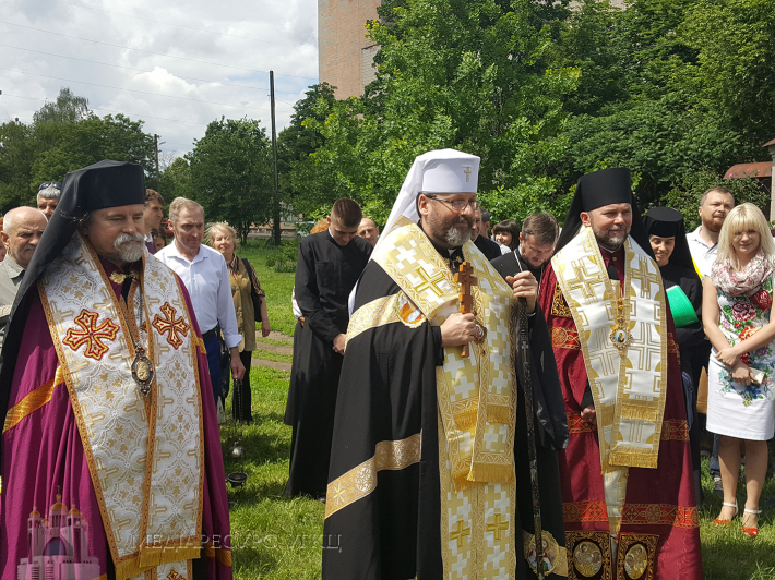(архиепископ Игорь Исиченко (первый с лева) вместе служит с униатами, с главой УГКЦ (в центре))