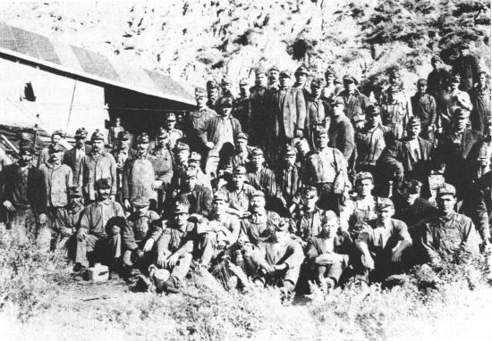  Группа украинских углекопов в Канаде. 1904 г